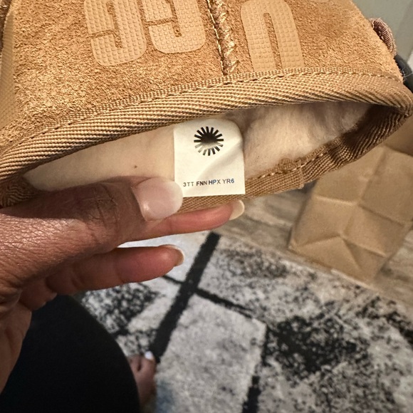 T Classic Mini Scatter Graphic UGG New - Picture 5 of 11